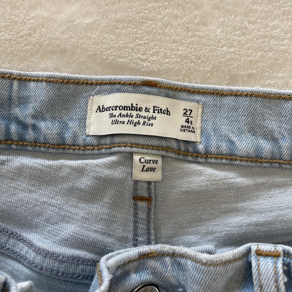 Abercrombie & Fitch Curve Love Ultra High Rise Ankle Straight Jean - Picture 9 of 9